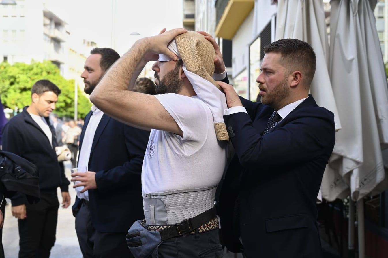Hermanos de la Hermandad de el Valle antes de salida de la cofradía