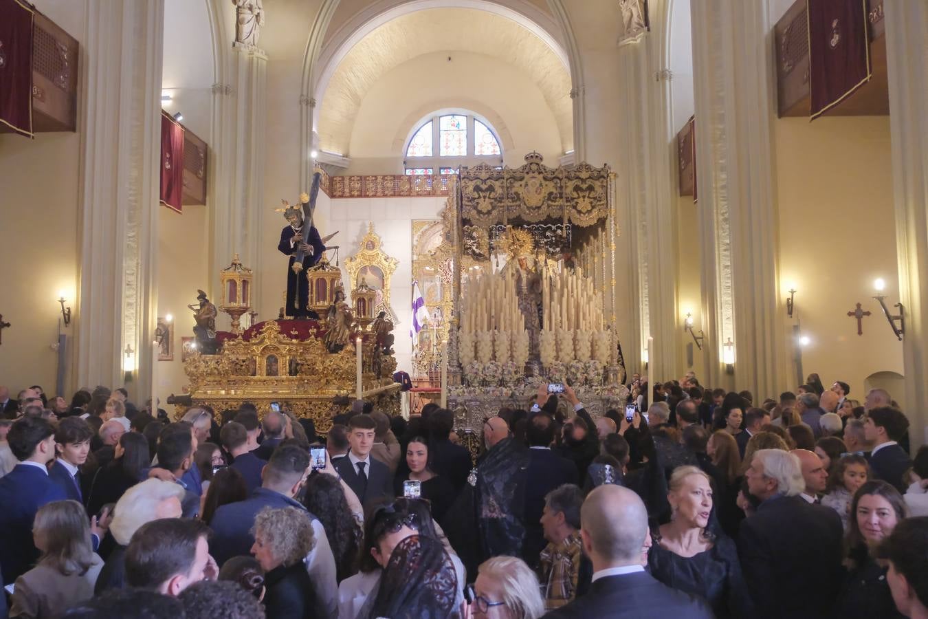 Muchas mantillas se han visto este Jueves Santo en los templos de las hermandades de la Madrugá