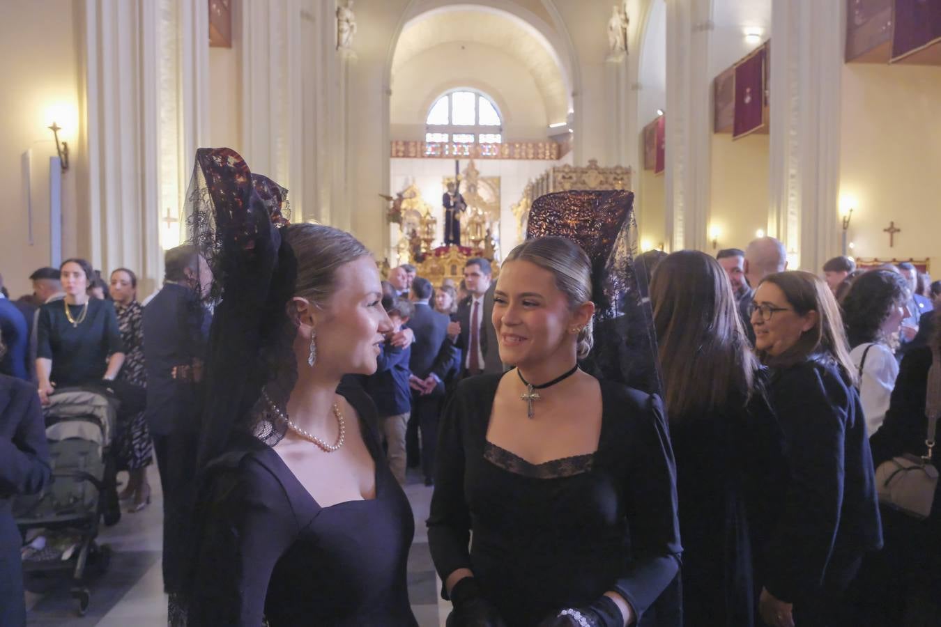 Muchas mantillas se han visto este Jueves Santo en los templos de las hermandades de la Madrugá