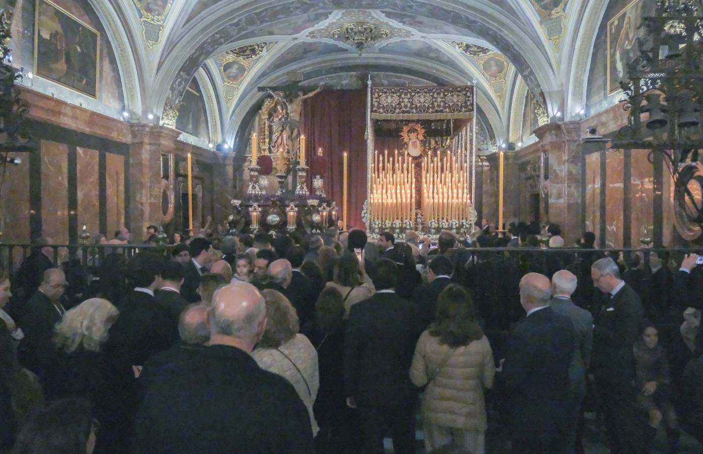 Muchas mantillas se han visto este Jueves Santo en los templos de las hermandades de la Madrugá