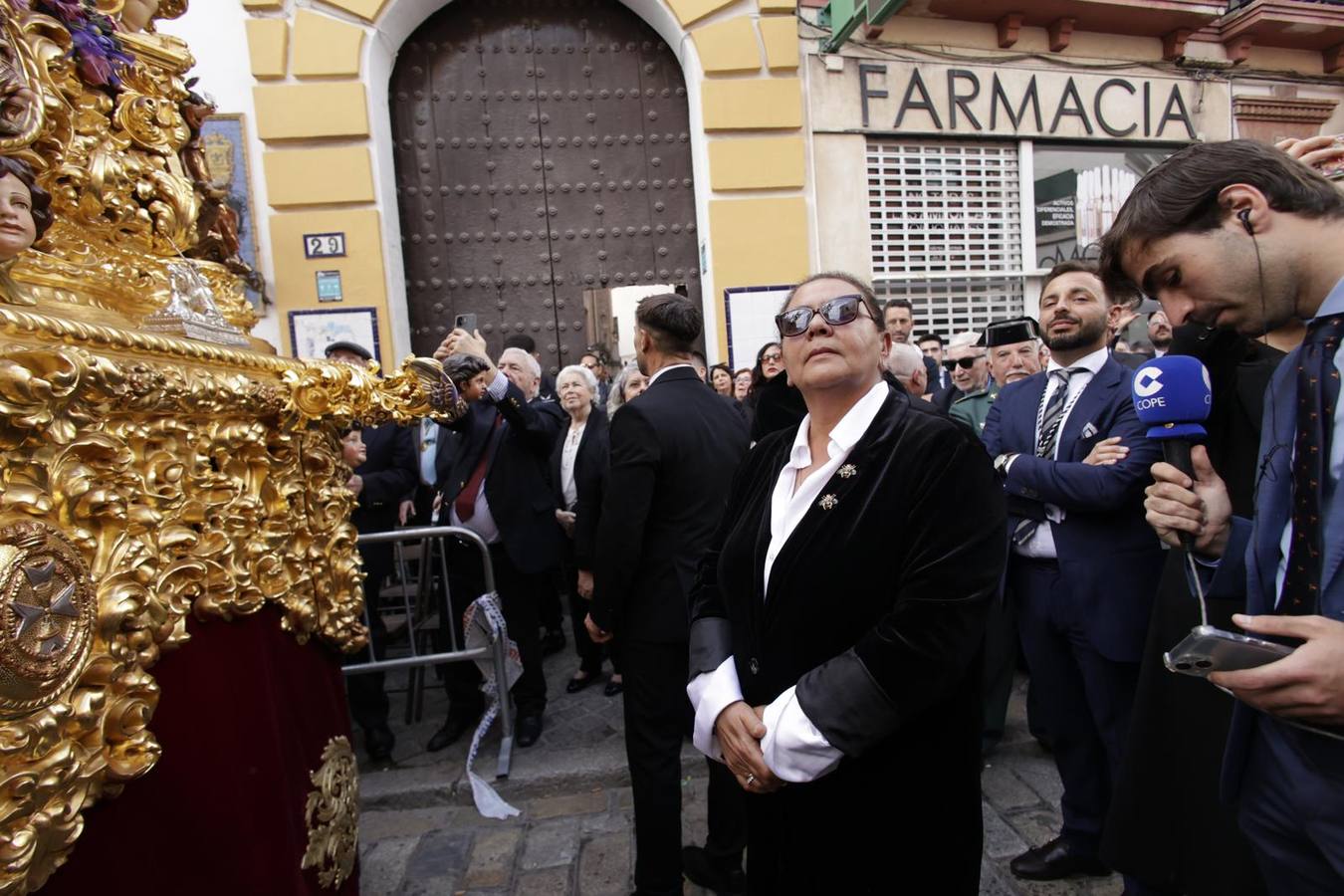 Un escuadrón de Caballería de la Policía Nacional escolta a la cluz de guía de la hermandad de Montesión 