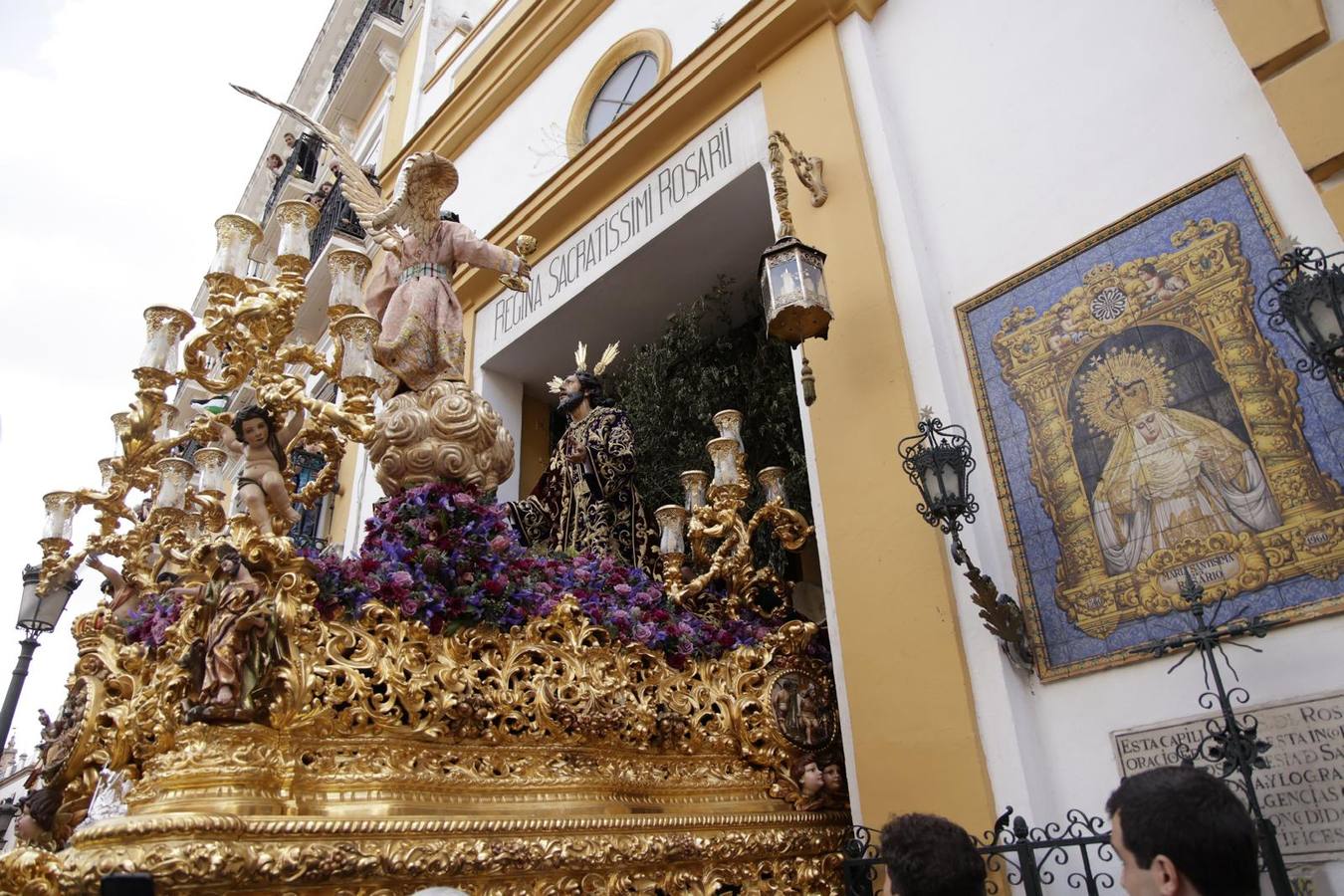 Un escuadrón de Caballería de la Policía Nacional escolta a la cluz de guía de la hermandad de Montesión 