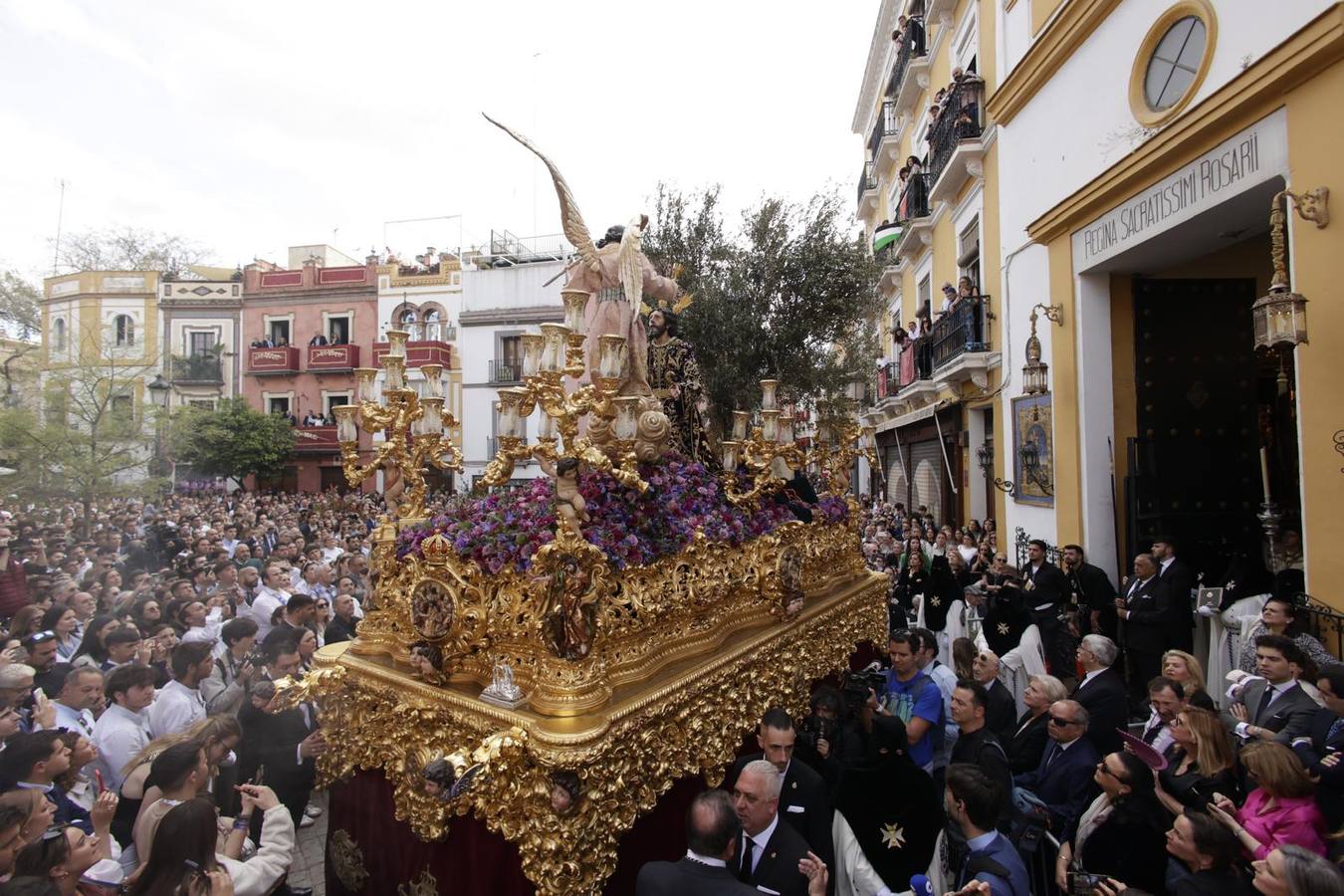 Un escuadrón de Caballería de la Policía Nacional escolta a la cluz de guía de la hermandad de Montesión 