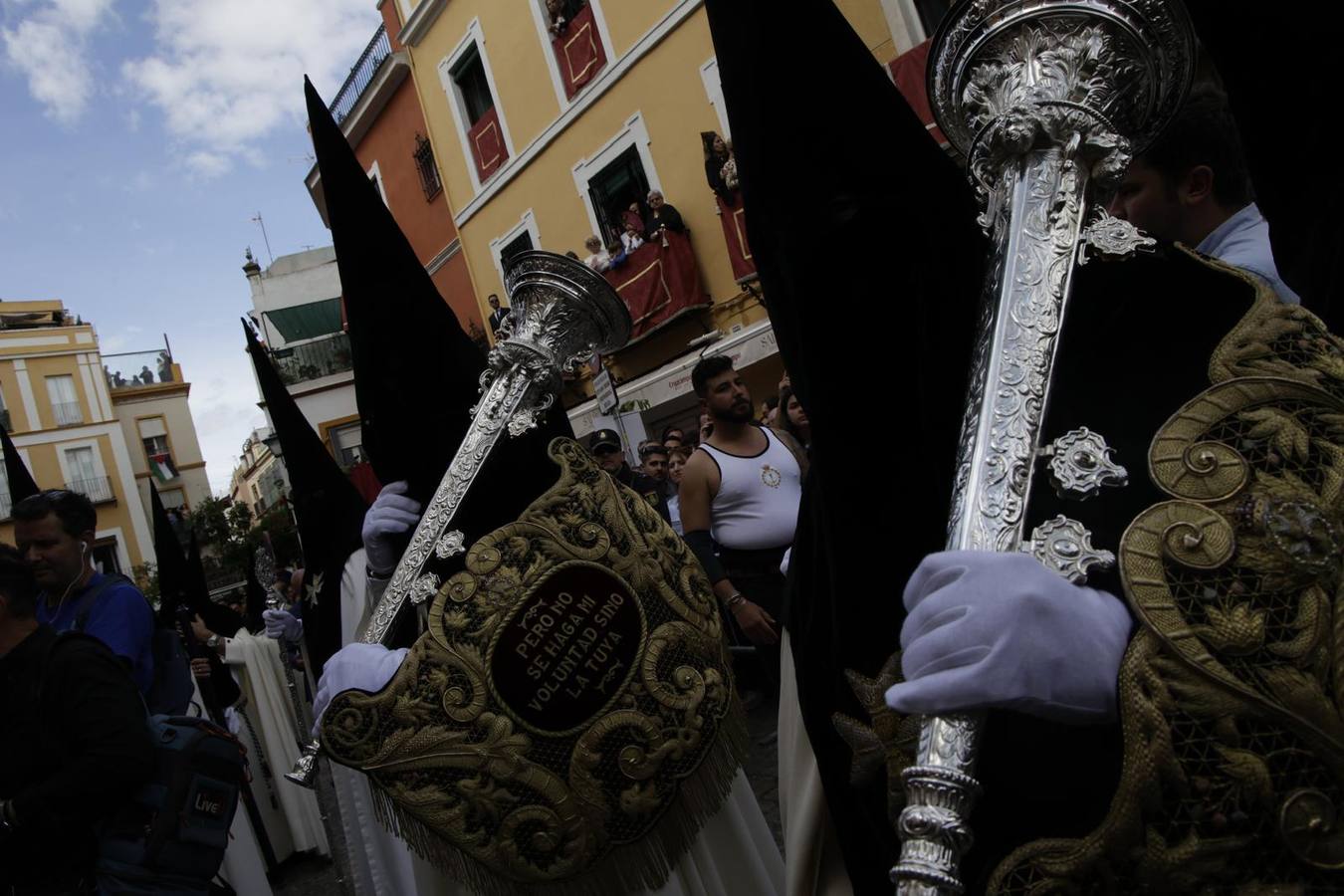 Un escuadrón de Caballería de la Policía Nacional escolta a la cluz de guía de la hermandad de Montesión 