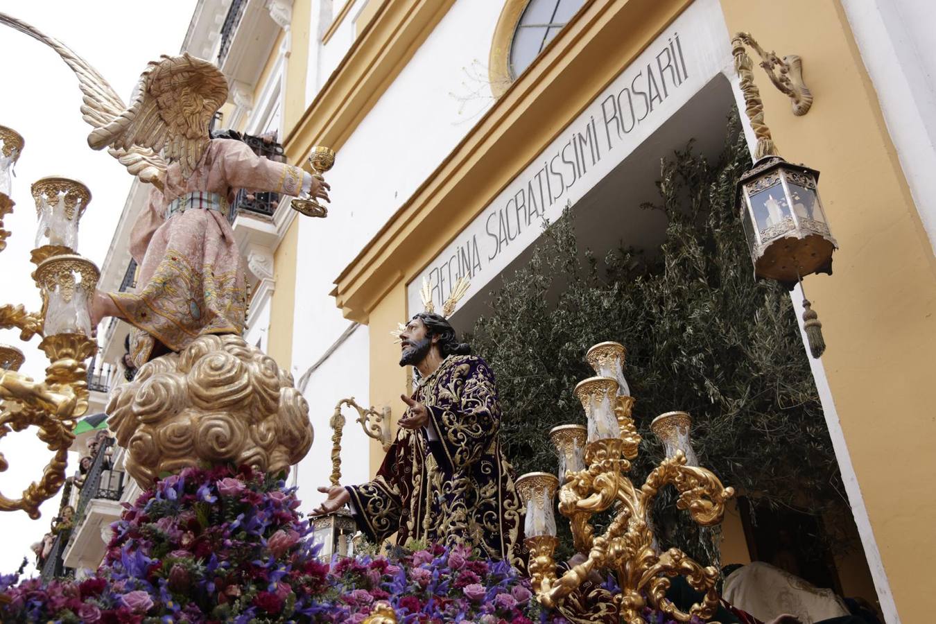 Un escuadrón de Caballería de la Policía Nacional escolta a la cluz de guía de la hermandad de Montesión 