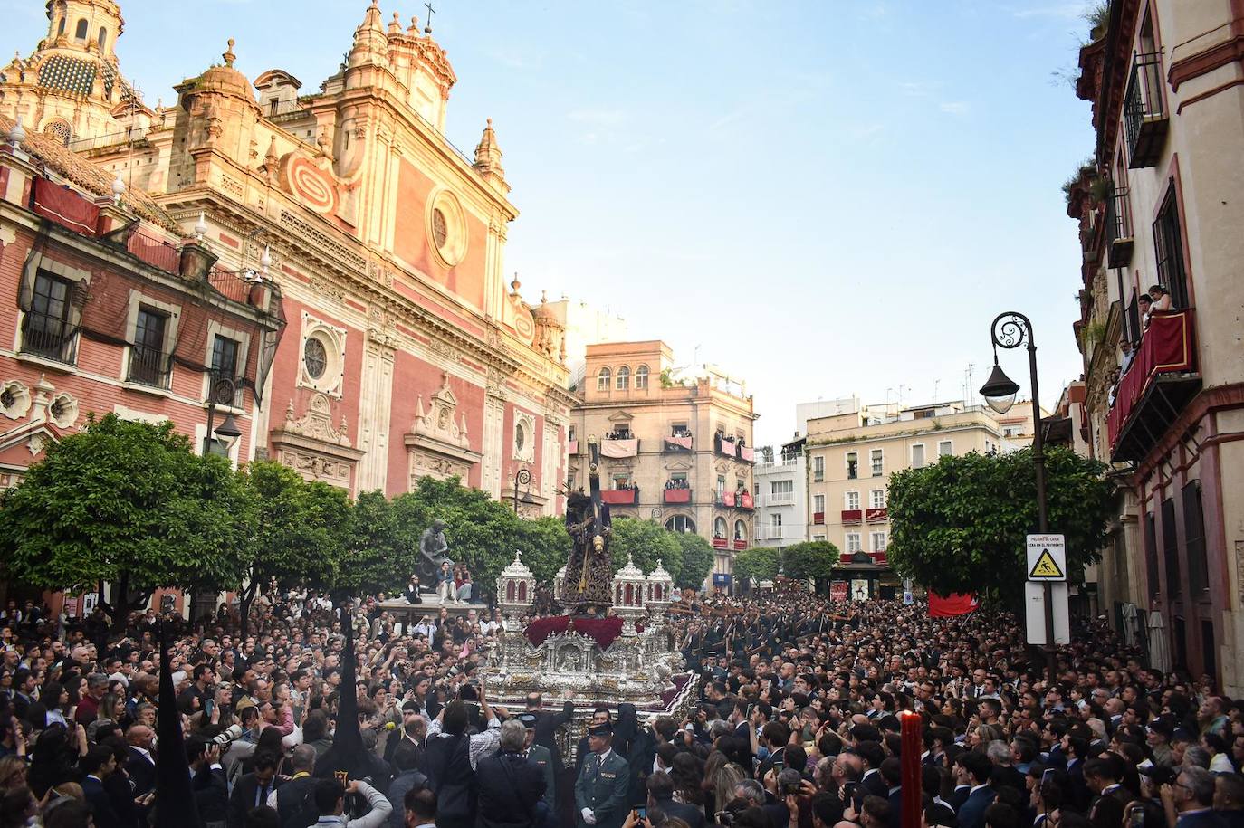 Multitud de fieles aguardan en la plaza del Salvador para ver la salida de la Hermandad de Pasión