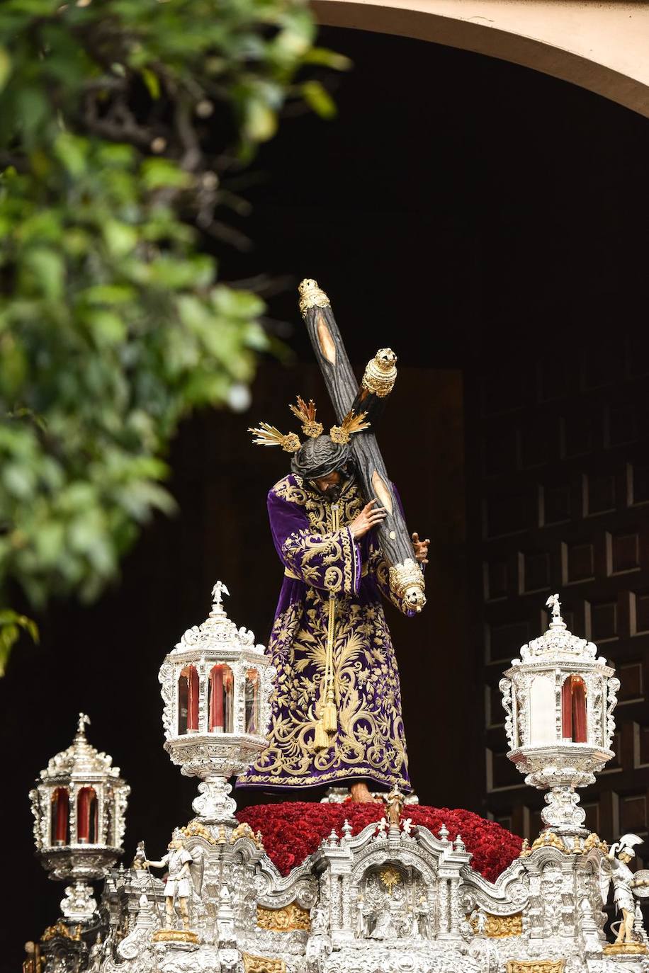 Multitud de fieles aguardan en la plaza del Salvador para ver la salida de la Hermandad de Pasión