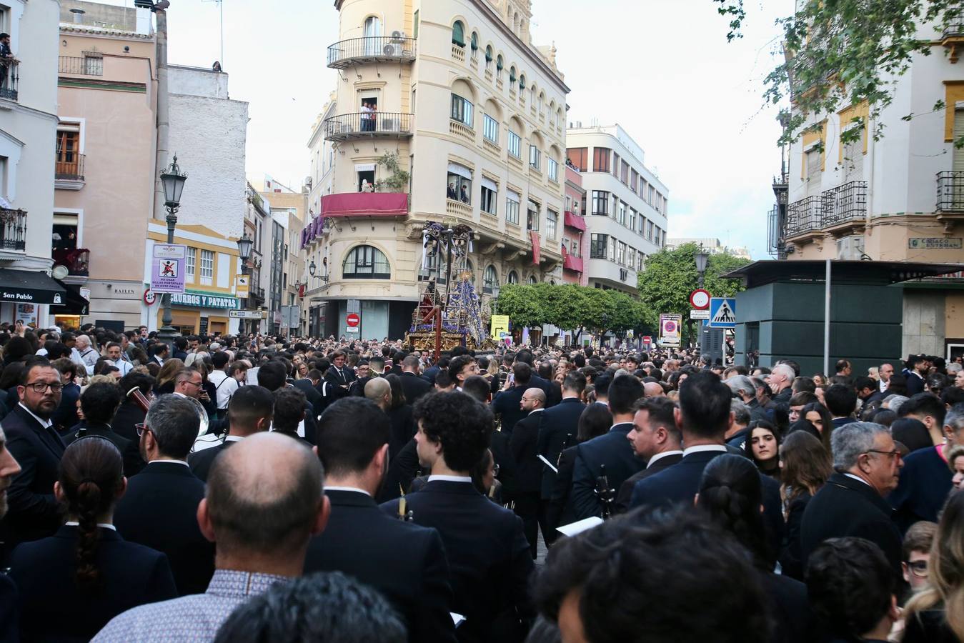 Gran expectación en la plaza de la Magdalena para ver la salida de la hermandad de la Quinta Angustia
