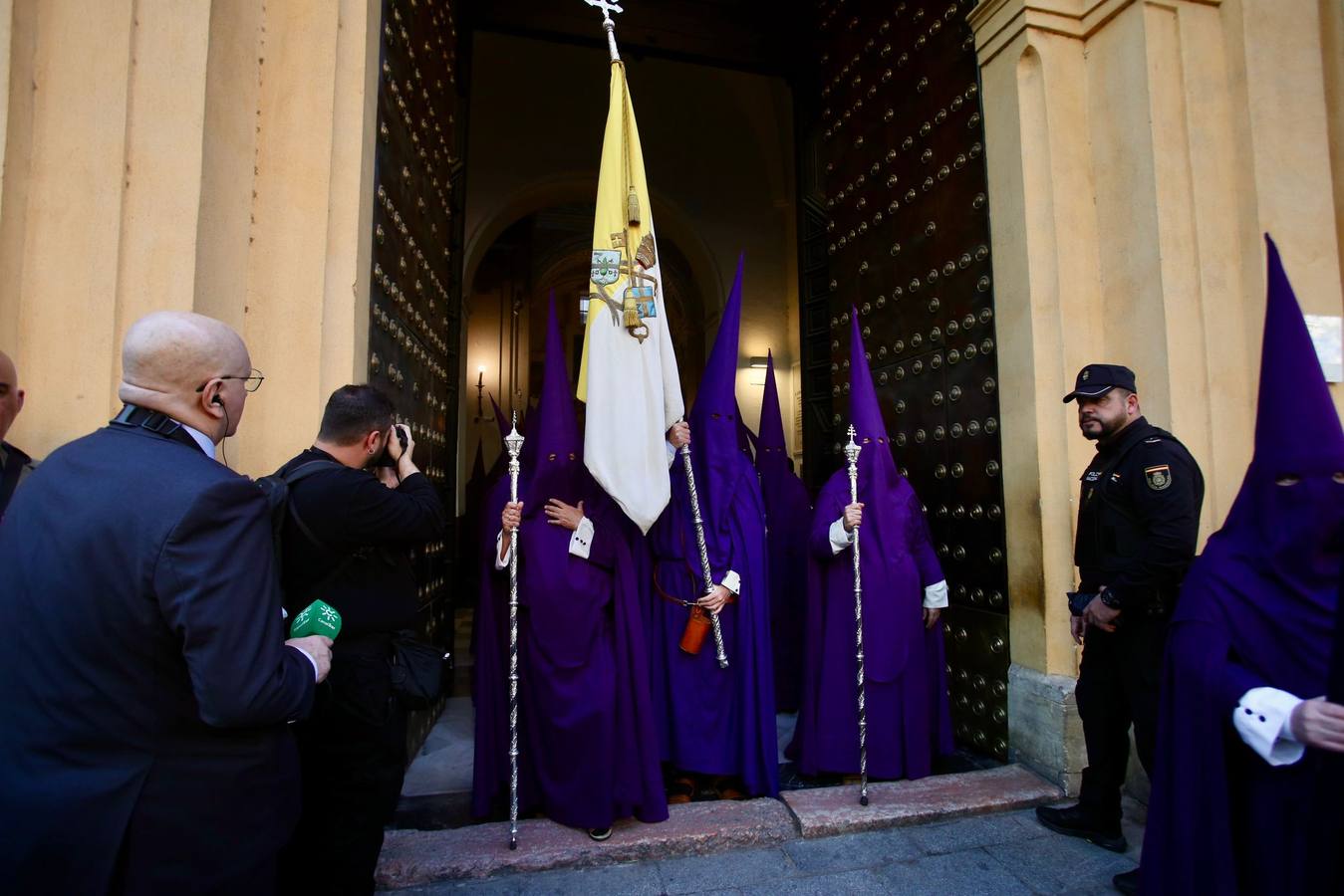 Gran expectación en la plaza de la Magdalena para ver la salida de la hermandad de la Quinta Angustia