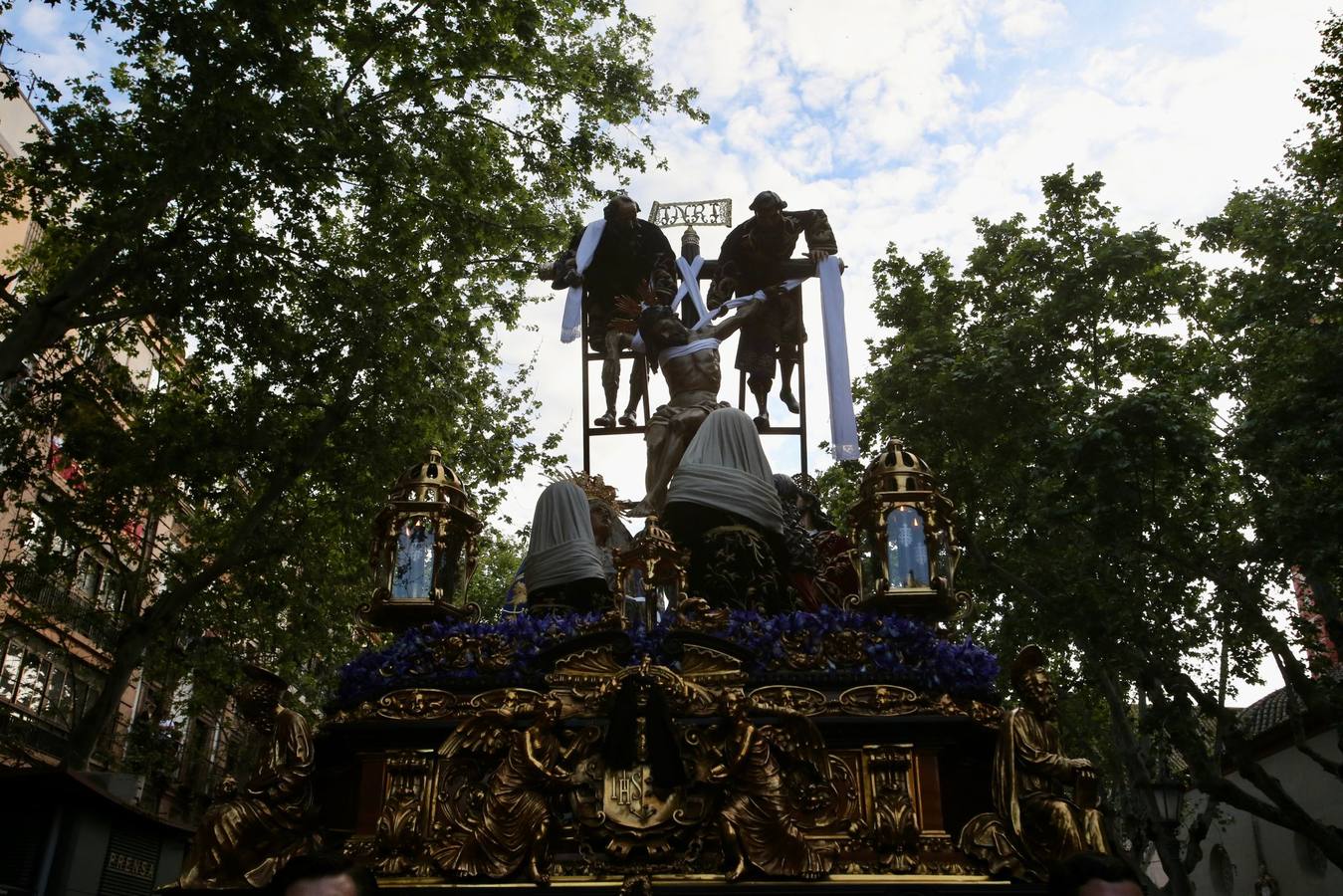 Gran expectación en la plaza de la Magdalena para ver la salida de la hermandad de la Quinta Angustia