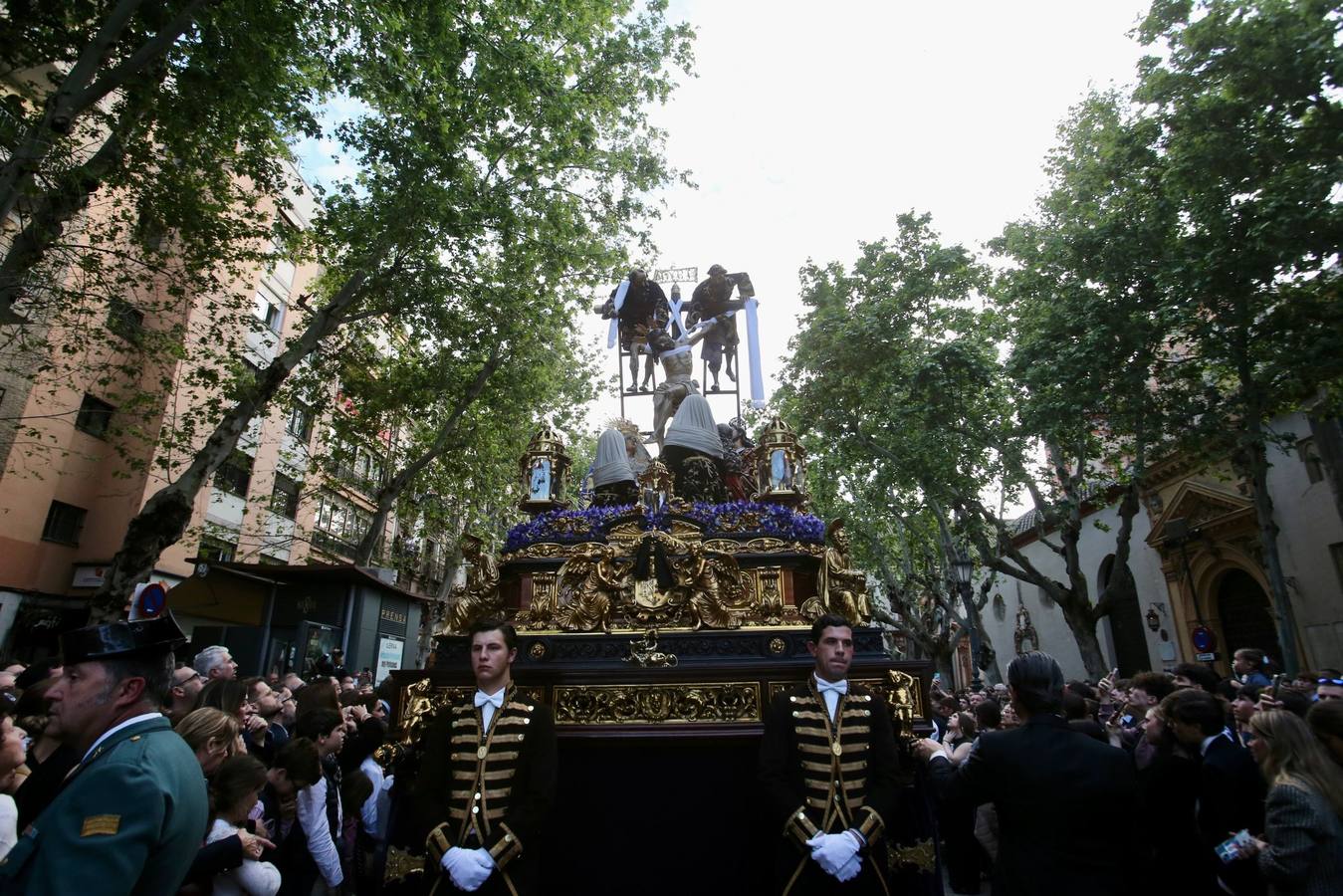 Gran expectación en la plaza de la Magdalena para ver la salida de la hermandad de la Quinta Angustia