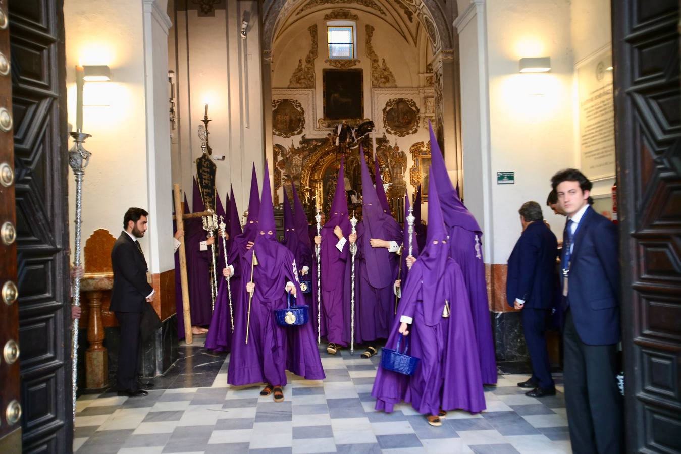 Gran expectación en la plaza de la Magdalena para ver la salida de la hermandad de la Quinta Angustia