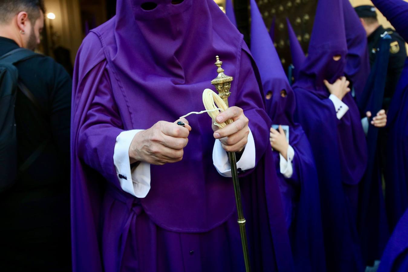 Gran expectación en la plaza de la Magdalena para ver la salida de la hermandad de la Quinta Angustia