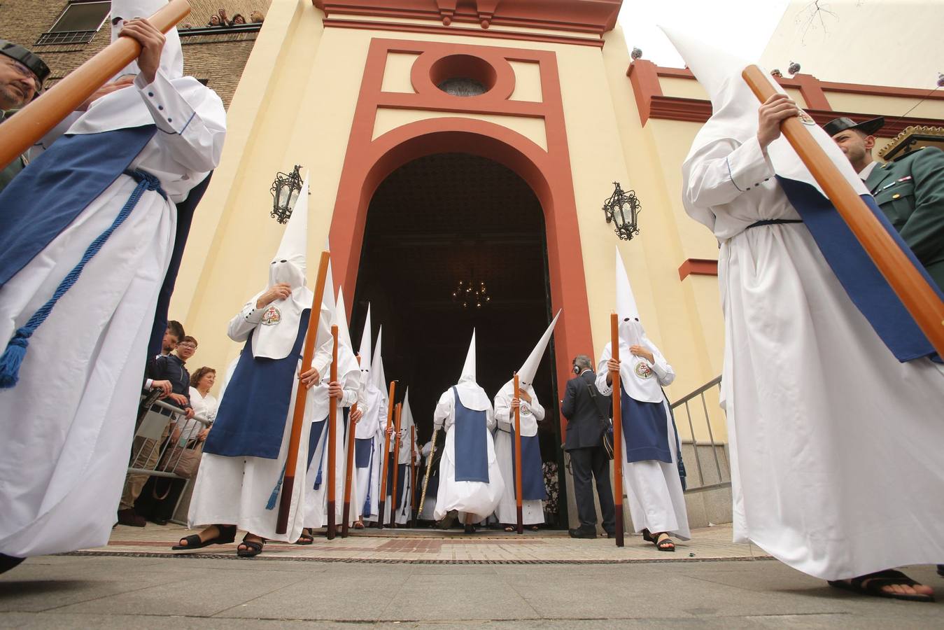 Mucho público en la calle Recaredo para ver la salida de la hermandad de Los Negritos