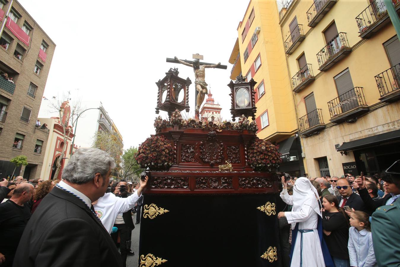 Mucho público en la calle Recaredo para ver la salida de la hermandad de Los Negritos