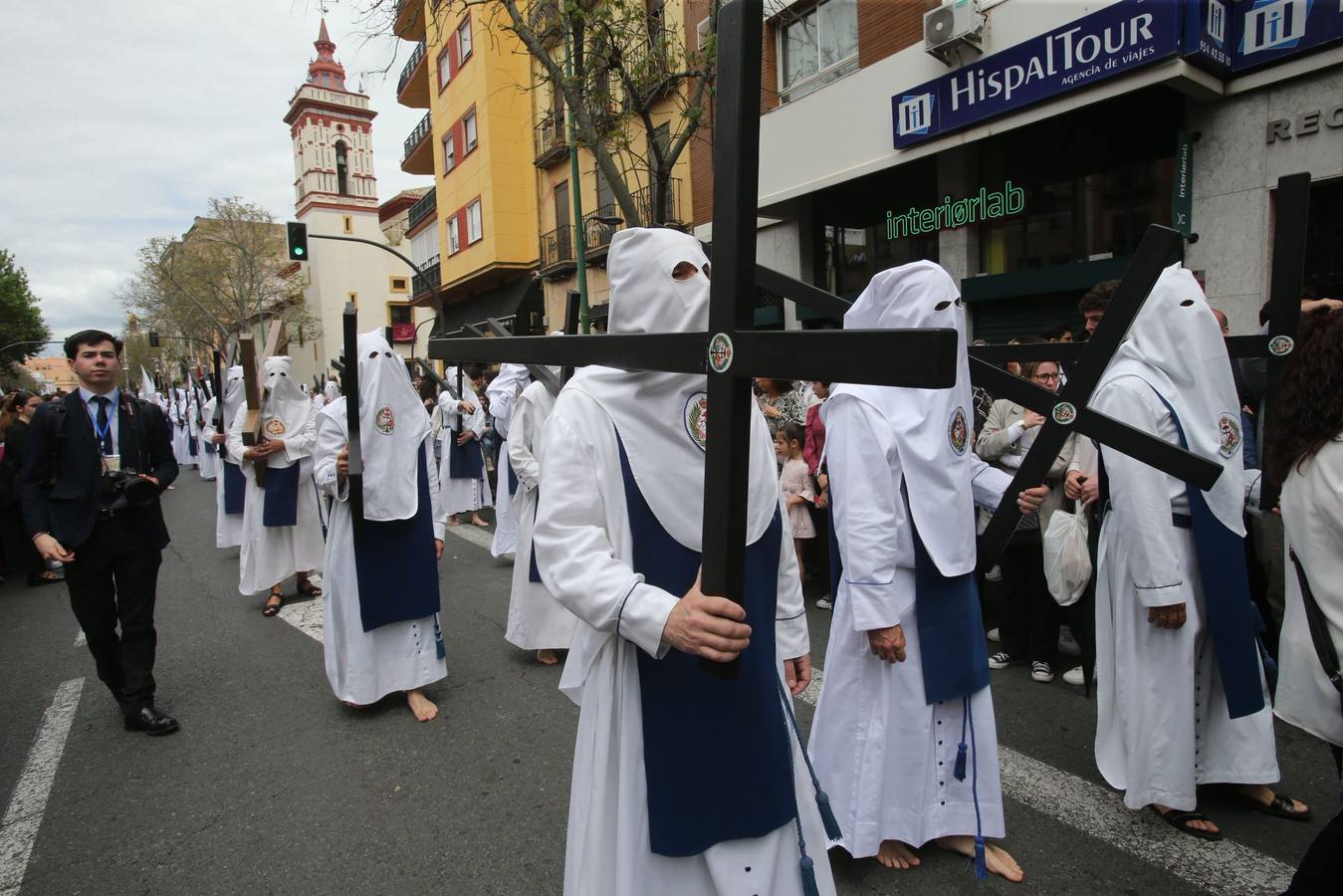 Mucho público en la calle Recaredo para ver la salida de la hermandad de Los Negritos