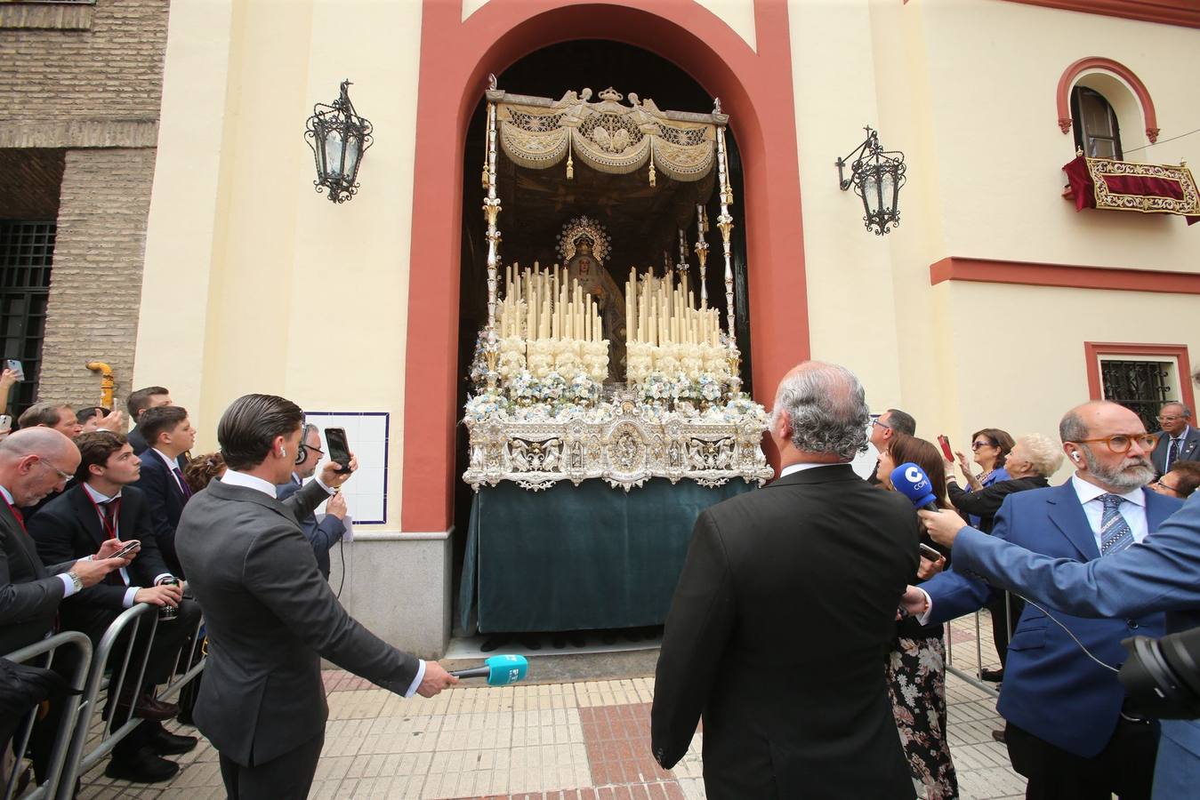 Mucho público en la calle Recaredo para ver la salida de la hermandad de Los Negritos
