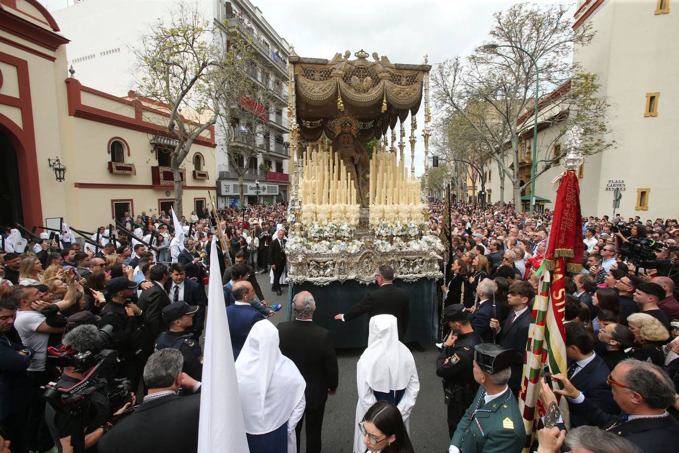 Mucho público en la calle Recaredo para ver la salida de la hermandad de Los Negritos