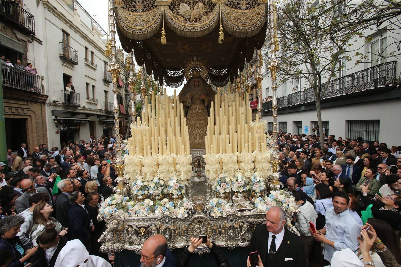 Mucho público en la calle Recaredo para ver la salida de la hermandad de Los Negritos