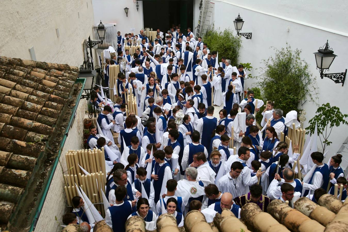 Mucho público en la calle Recaredo para ver la salida de la hermandad de Los Negritos
