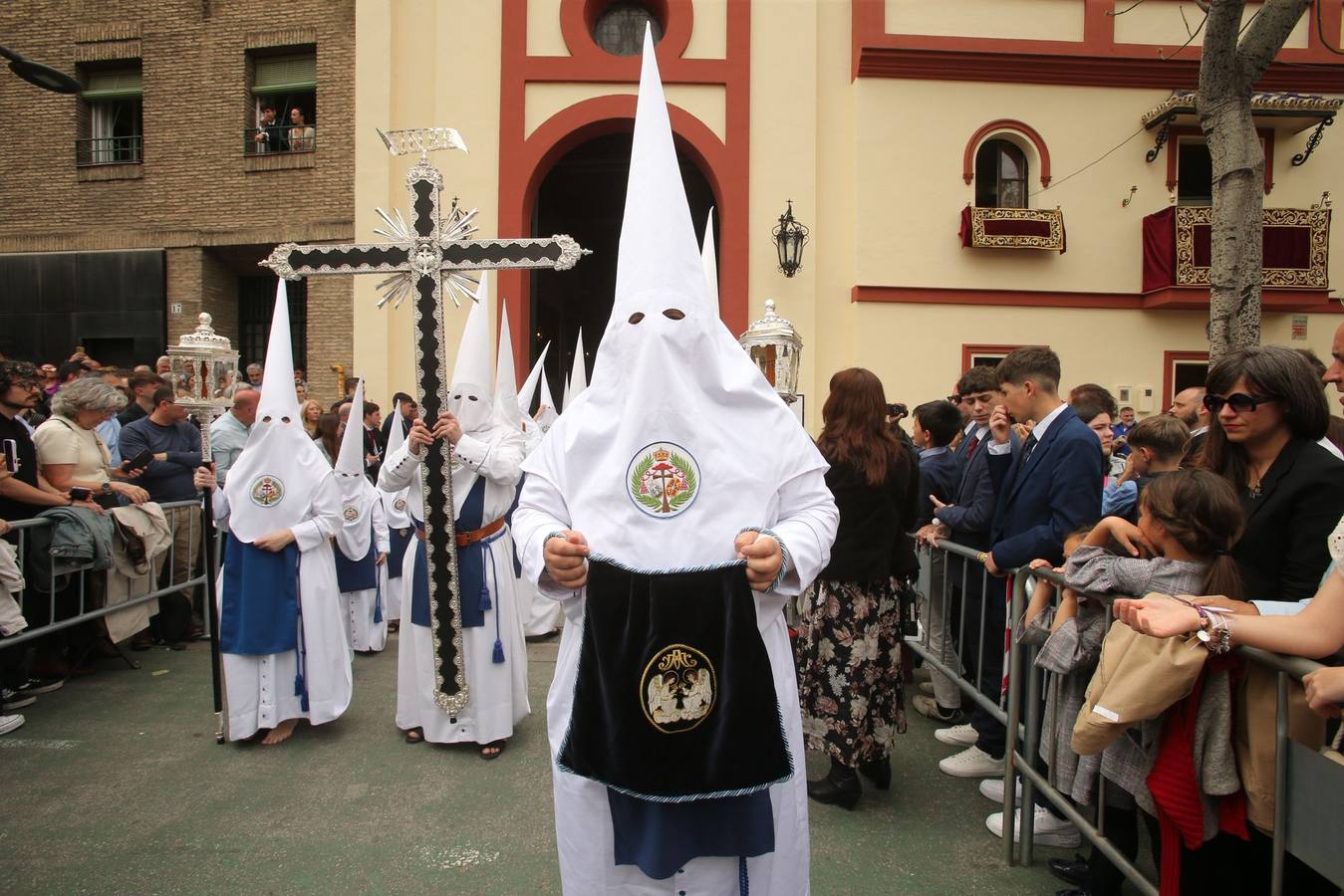 Mucho público en la calle Recaredo para ver la salida de la hermandad de Los Negritos