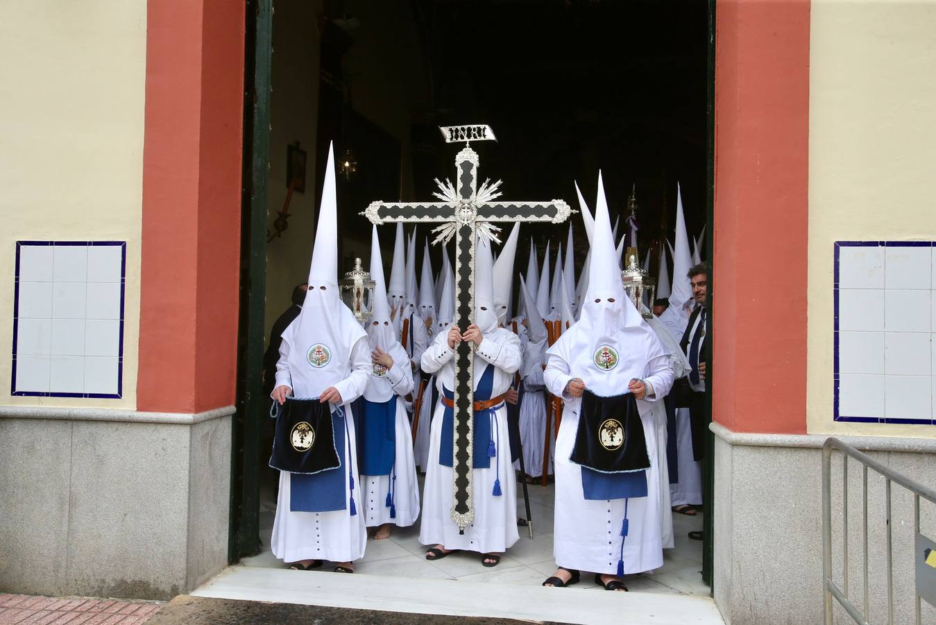 Mucho público en la calle Recaredo para ver la salida de la hermandad de Los Negritos