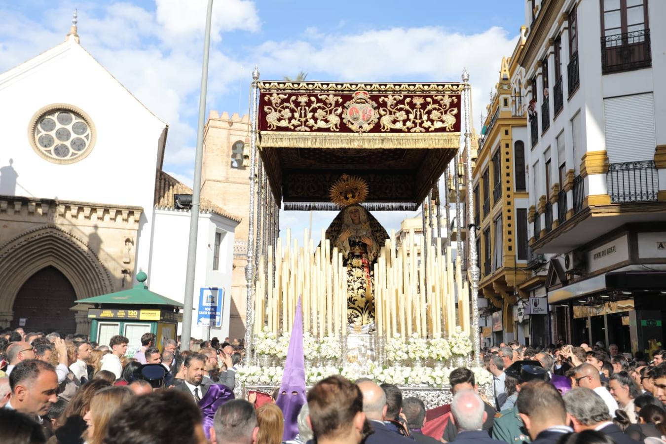 Salida de Jesús Atado a la Columna y de la Virgen de la Victoria, de la hermandad de las Cigarreras