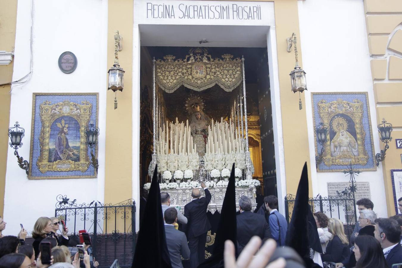 Un escuadrón de Caballería de la Policía Nacional escolta a la cluz de guía de la hermandad de Montesión 