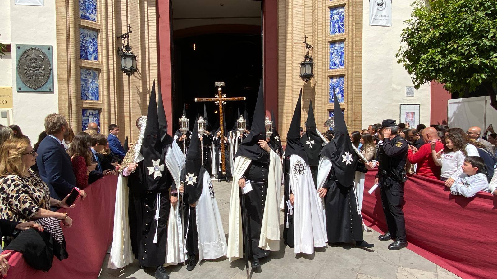Salida de la Hermandad del Cachorro en la Semana Santa de Sevilla 2025 