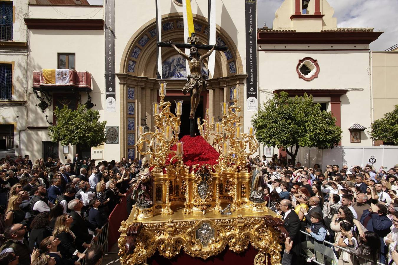 Salida de la Hermandad del Cachorro en la Semana Santa de Sevilla 2025 