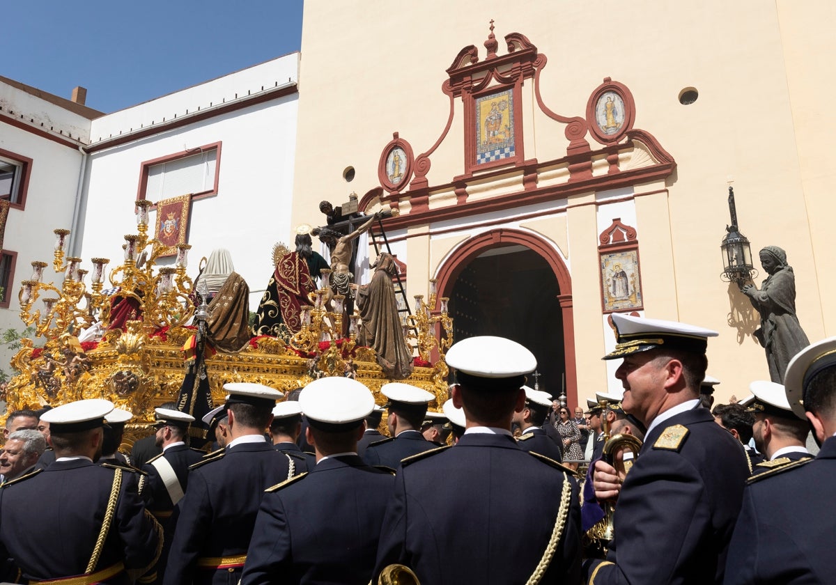 Salida del Santísimo Cristo de las Cinco Llagas, de la Hermandad de la Trinidad
