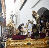 Salida de la Mortaja en la Semana Santa de Sevilla 2025