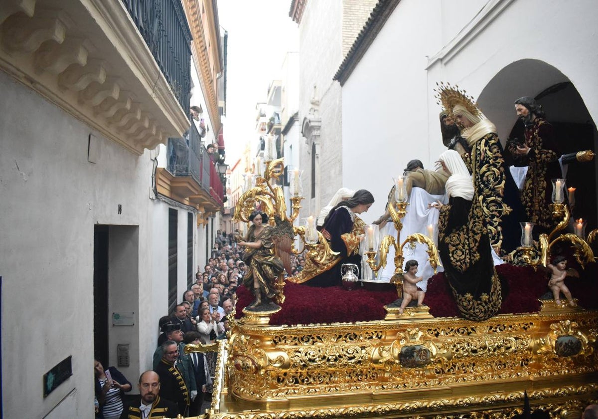 Salida de la Mortaja en la Semana Santa de Sevilla 2025