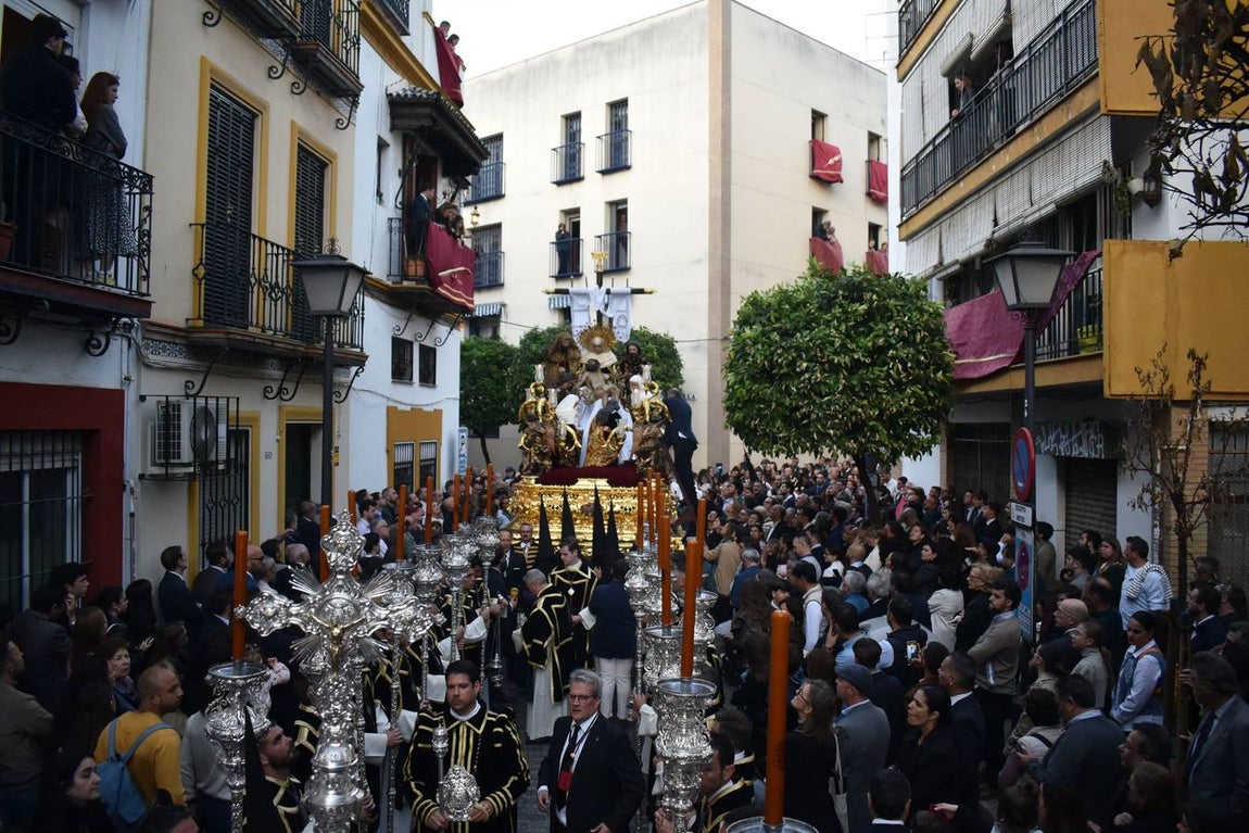 Salida de la Mortaja en la Semana Santa de Sevilla 2025