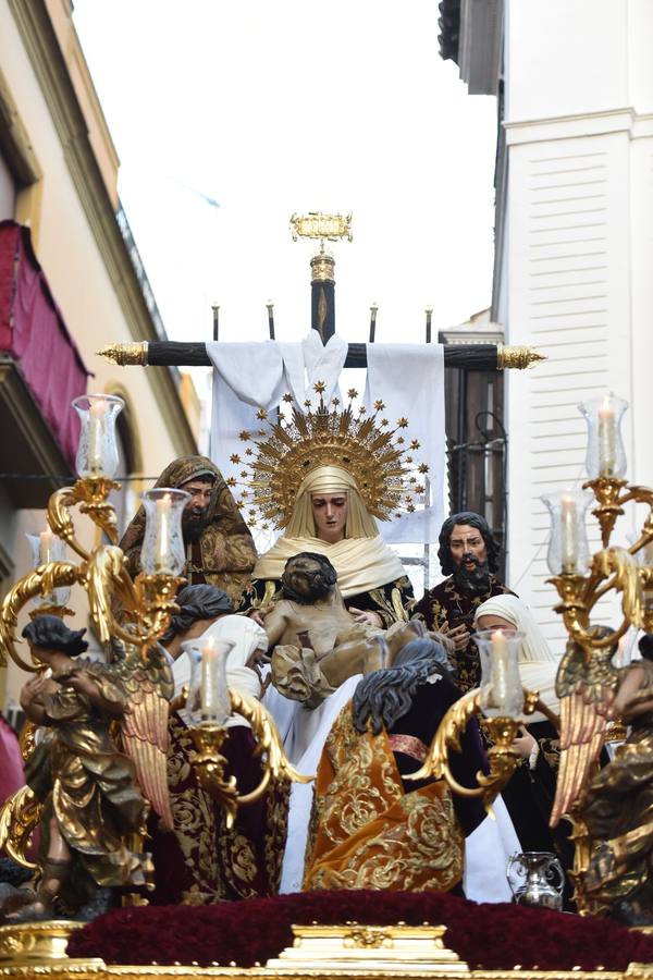 Salida de la Mortaja en la Semana Santa de Sevilla 2025