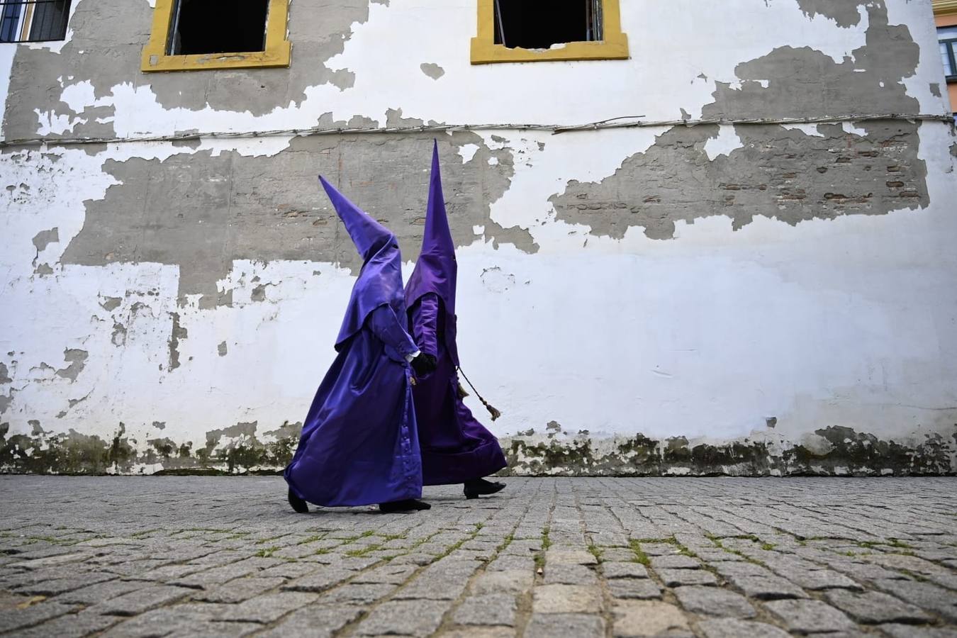 Salida de la Hermandad de La O desde la calle Castilla