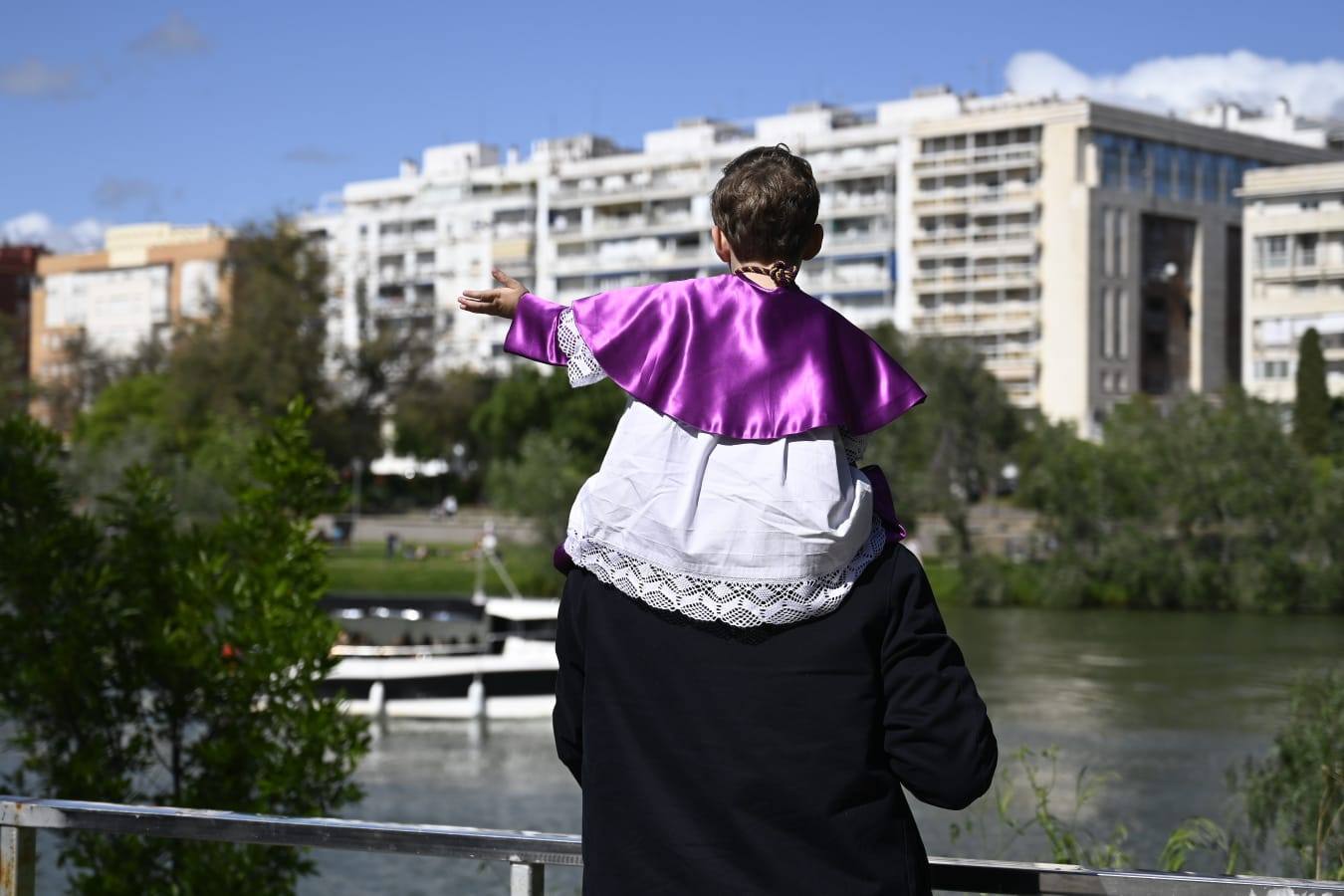 Salida de la Hermandad de La O desde la calle Castilla
