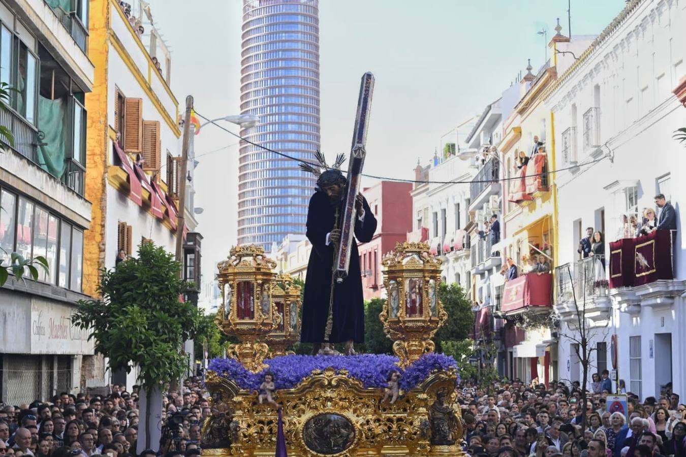 Salida de la Hermandad de La O desde la calle Castilla