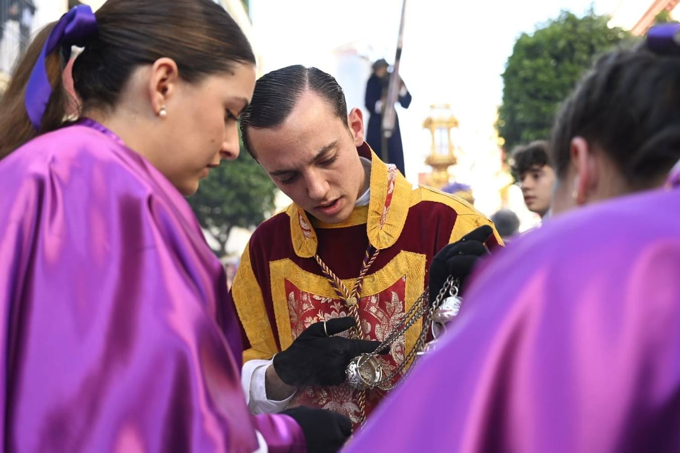Salida de la Hermandad de La O desde la calle Castilla
