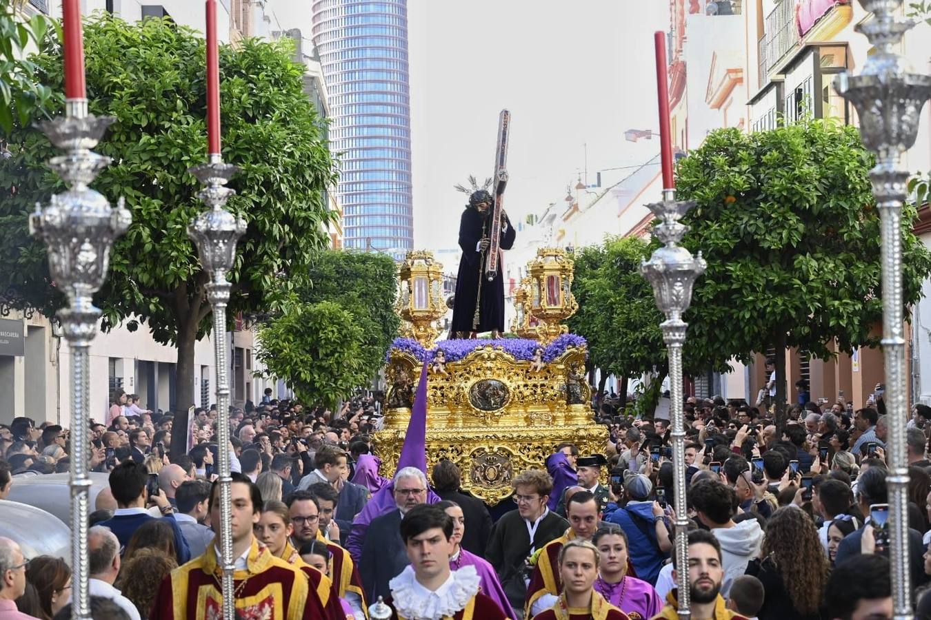 Salida de la Hermandad de La O desde la calle Castilla
