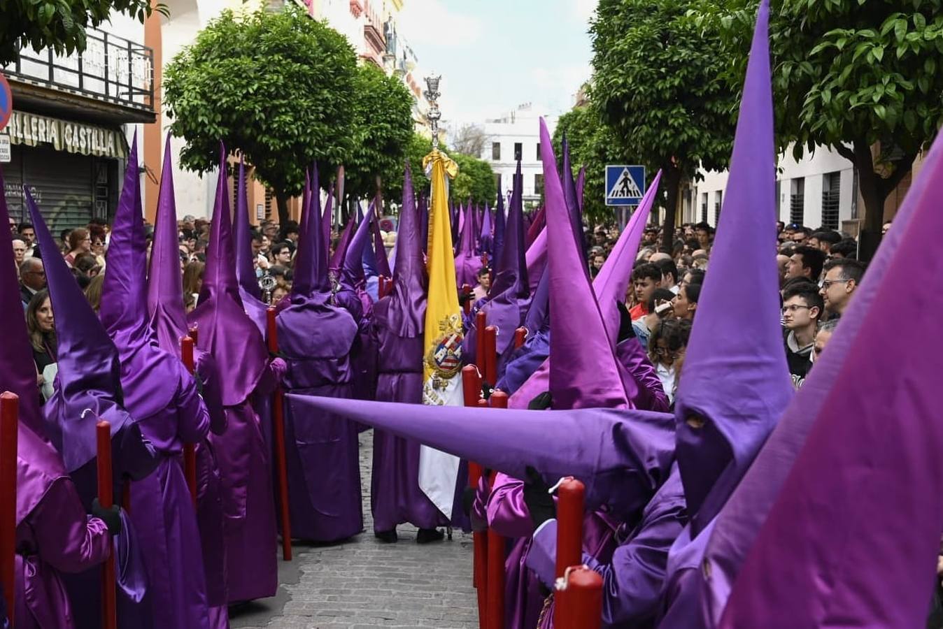 Salida de la Hermandad de La O desde la calle Castilla