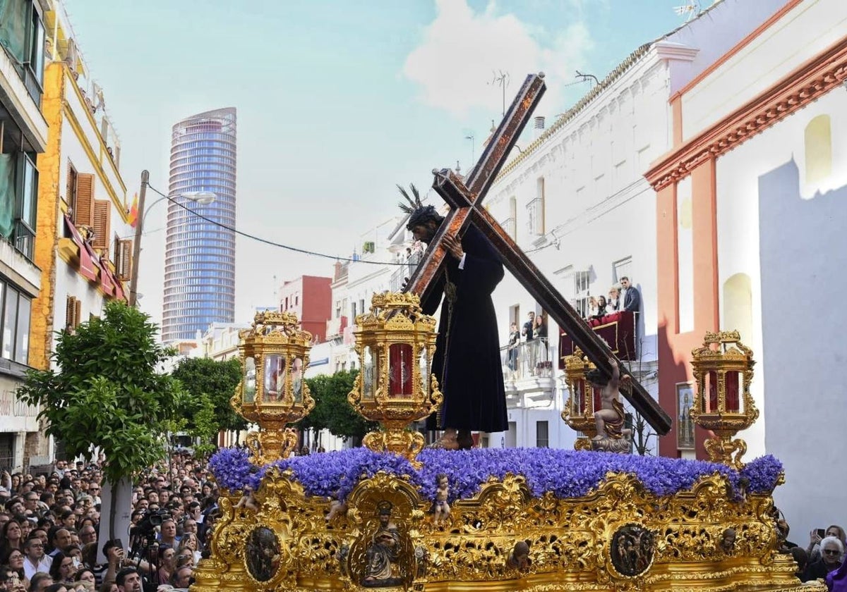 Salida de la Hermandad de La O desde la calle Castilla