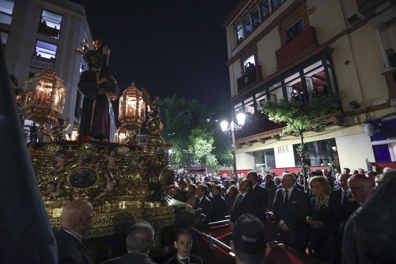 La Reina Sofía en el palquillo viendo el paso del Gran Poder por Carrera Oficial