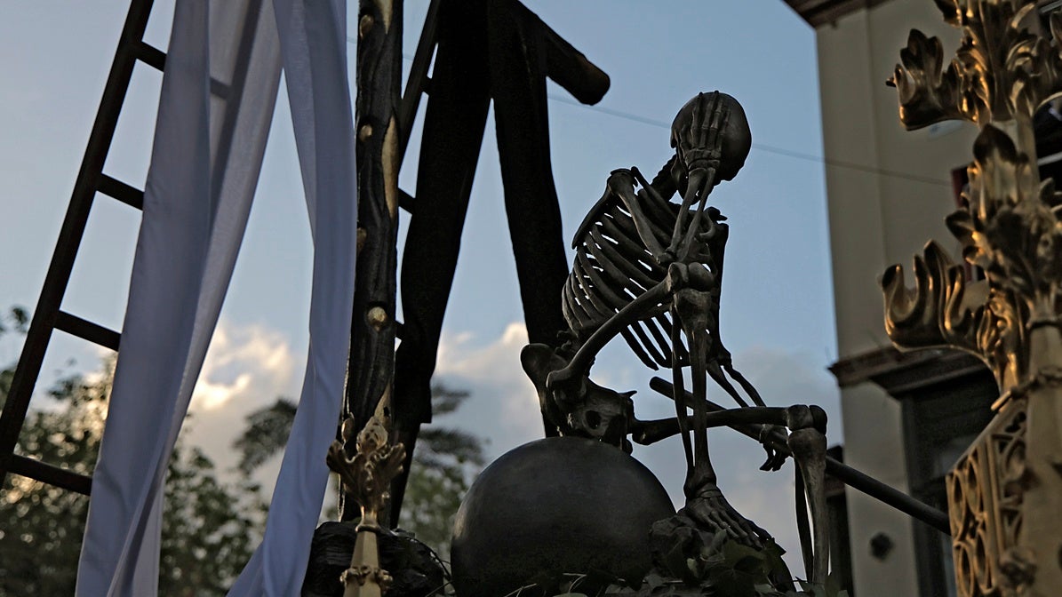 Paso alegórico de 'la canina' de la hermandad del Santo Entierro