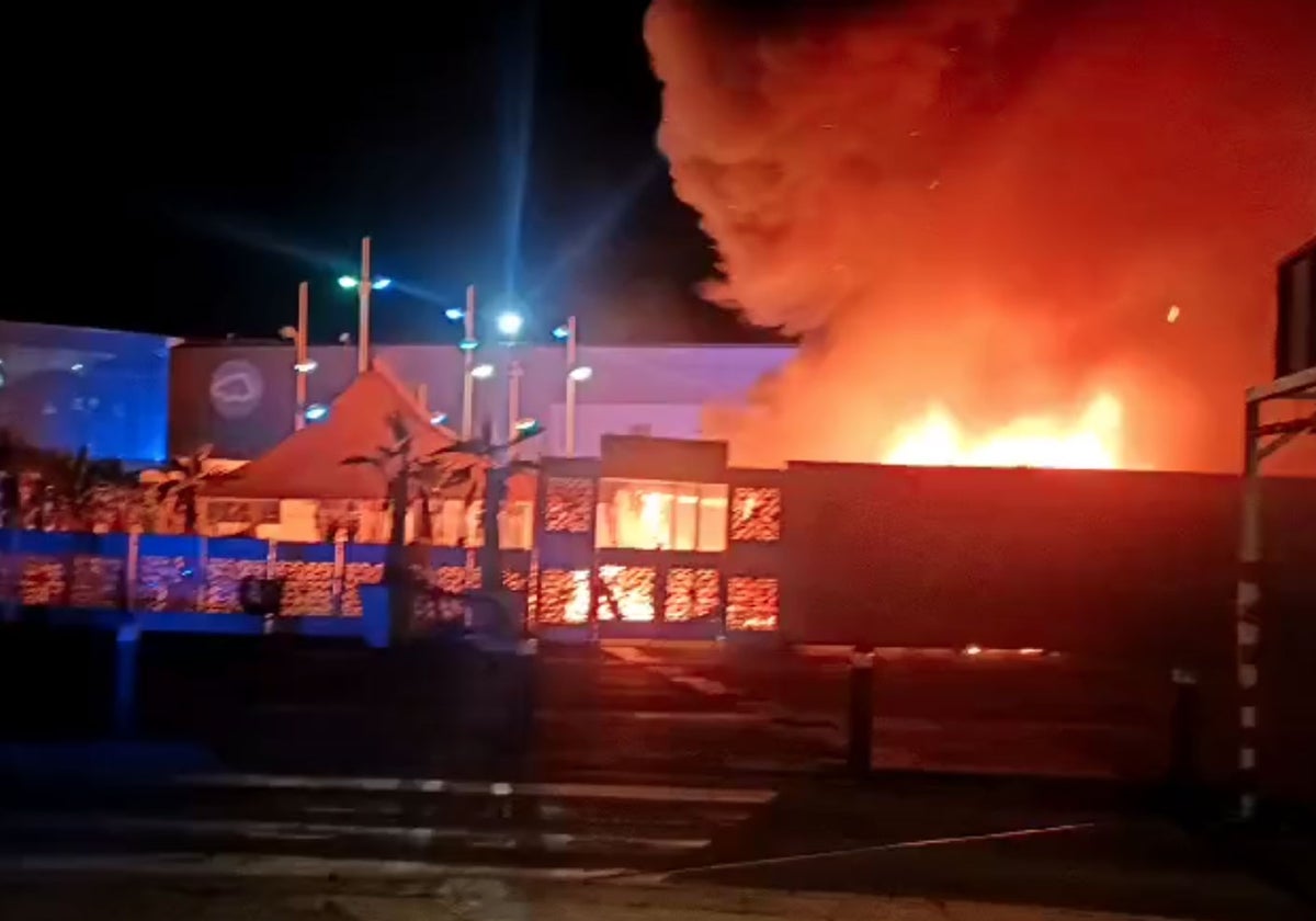 El incendio provocó una gran columna de humo y explosiones