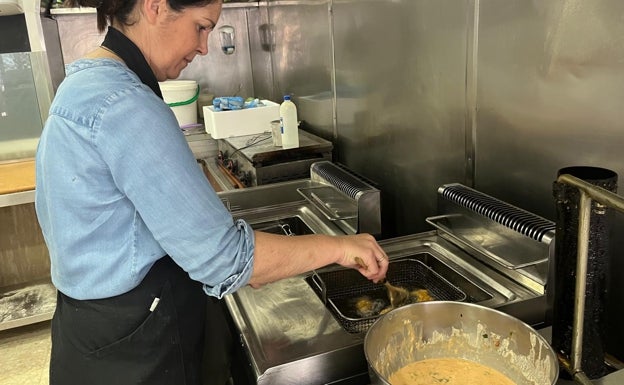 Macarena friendo las tarbinas una a una y en aceite muy caliente