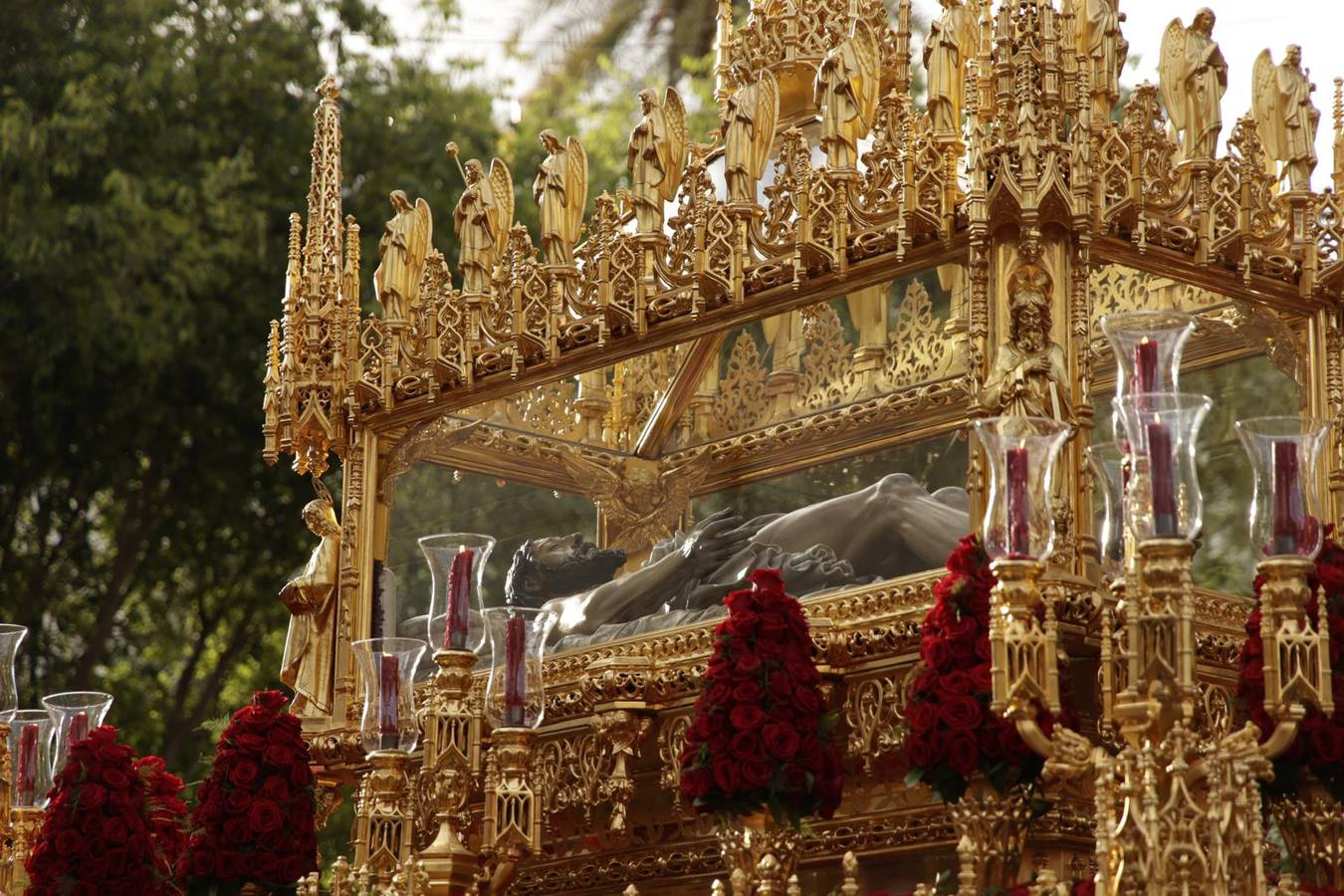 Procesión del Santo Entierro, en la que la hermandad ha estado acompañada por un cortejo con las principales autoridades de los distintos estamentos de la ciudad