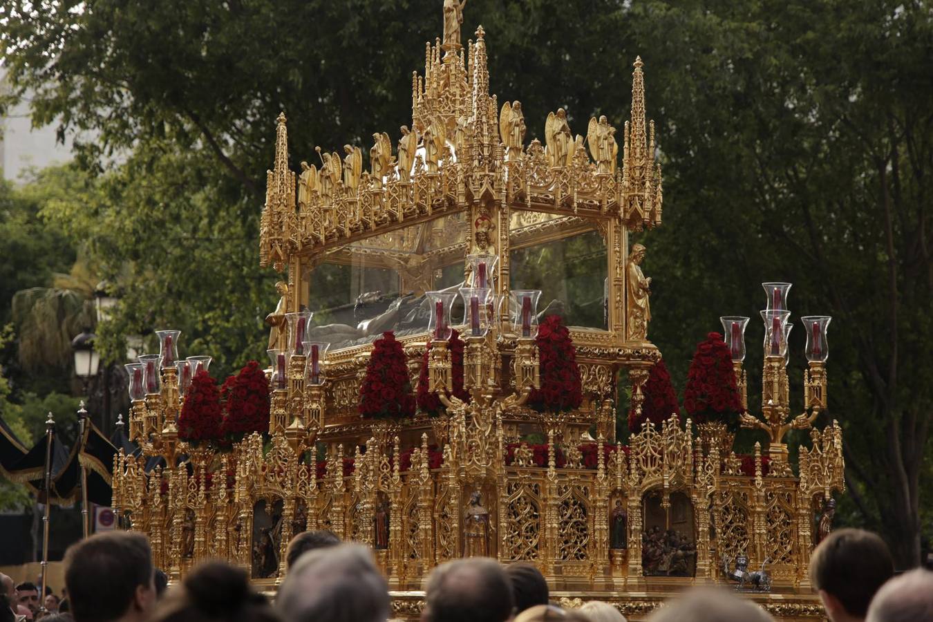 Procesión del Santo Entierro, en la que la hermandad ha estado acompañada por un cortejo con las principales autoridades de los distintos estamentos de la ciudad