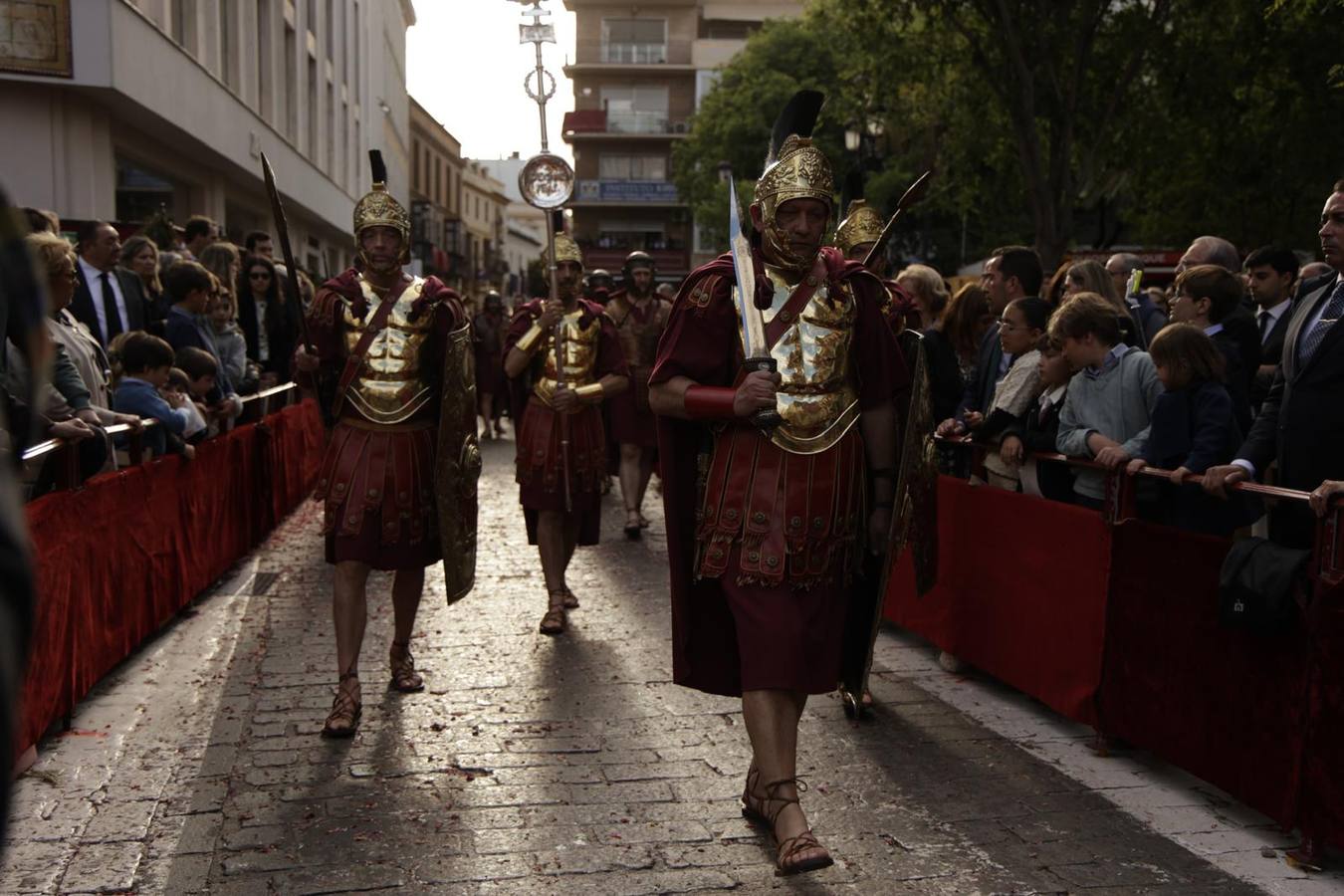 Procesión del Santo Entierro, en la que la hermandad ha estado acompañada por un cortejo con las principales autoridades de los distintos estamentos de la ciudad