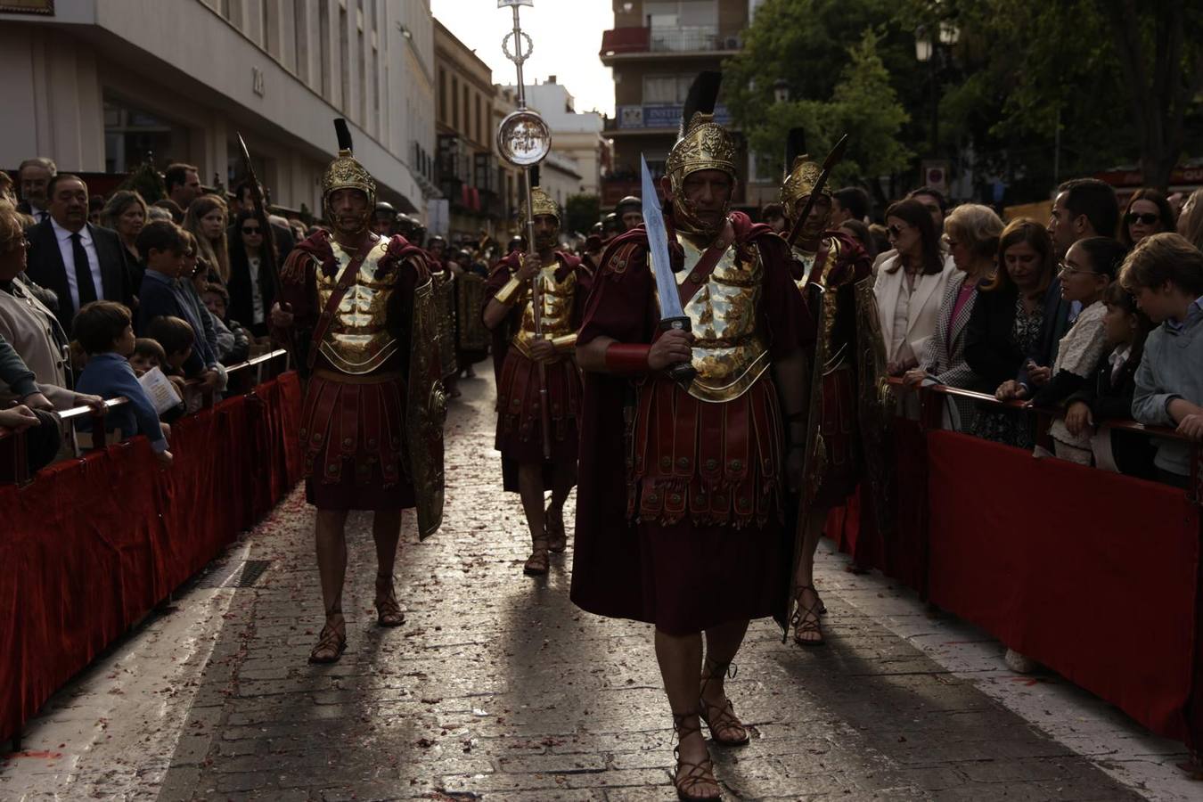 Procesión del Santo Entierro, en la que la hermandad ha estado acompañada por un cortejo con las principales autoridades de los distintos estamentos de la ciudad